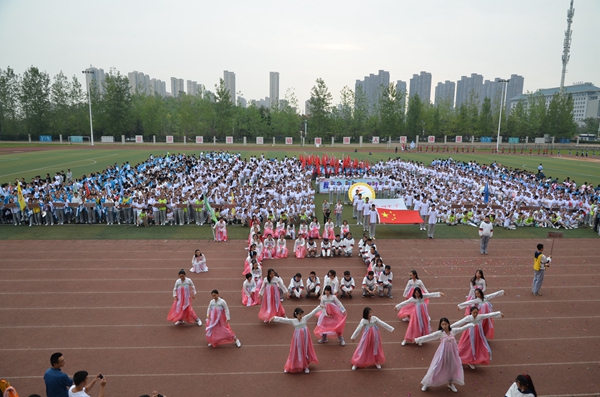 7点30分,运动会入场式正式开始.